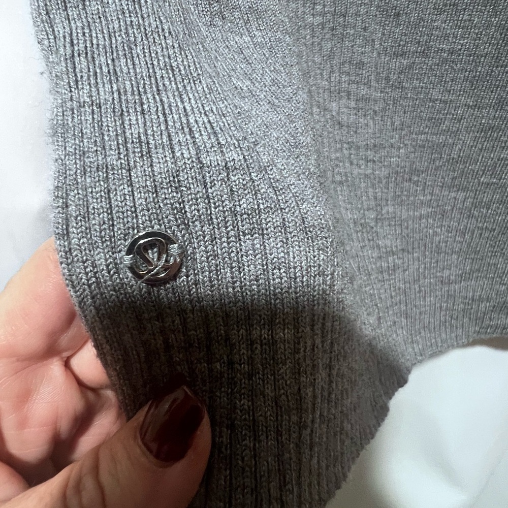 Lululemon Merino Wool Cowl Neck Sweater Size 6 Gray Kangaroo Pocket - Picture 5 of 7